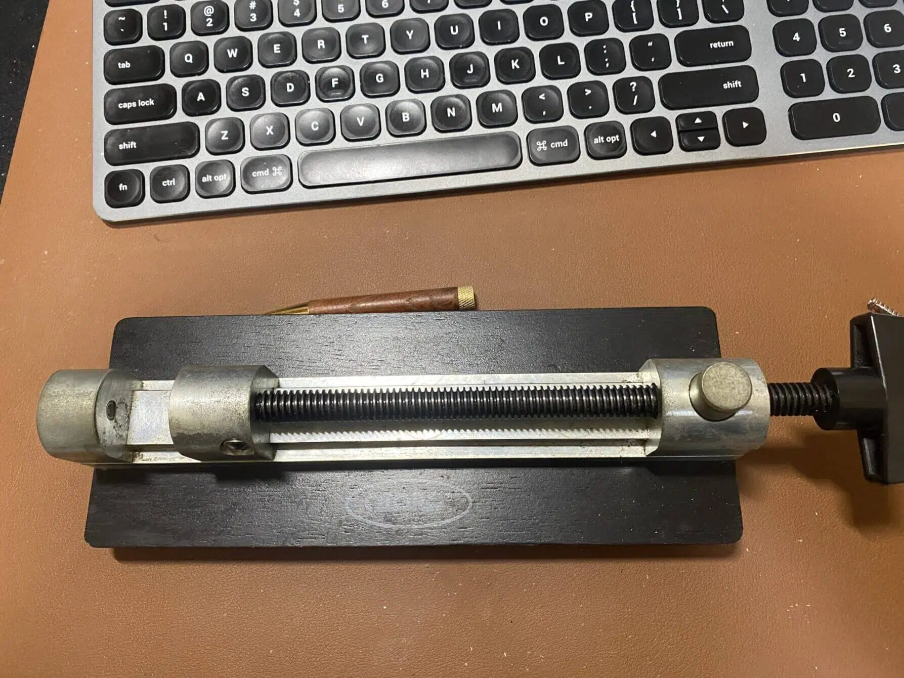 木軸ペン組み立て用の圧入機